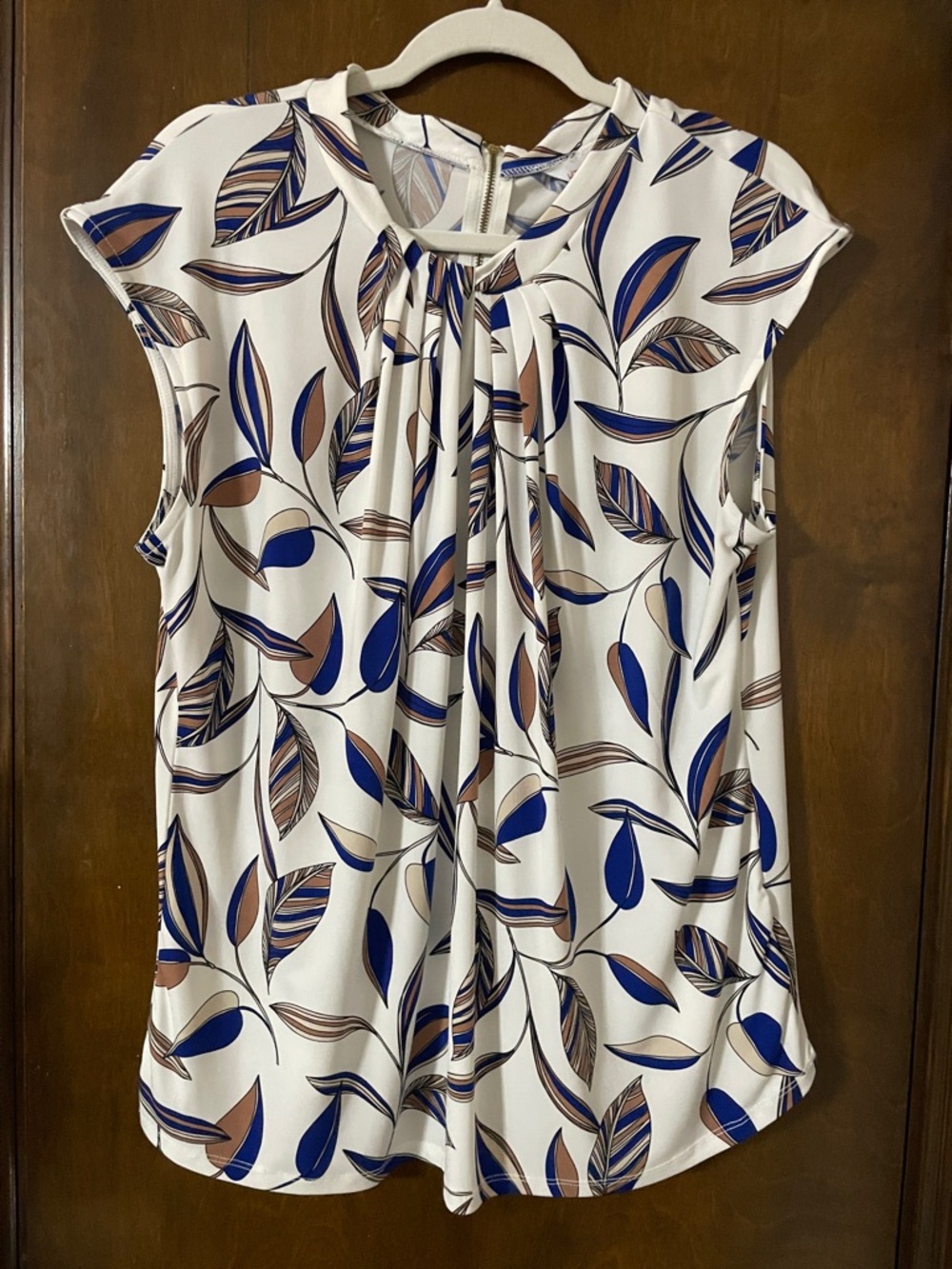 Sleeveless Pleated Leaf-Print Top in White, Blue & Brown